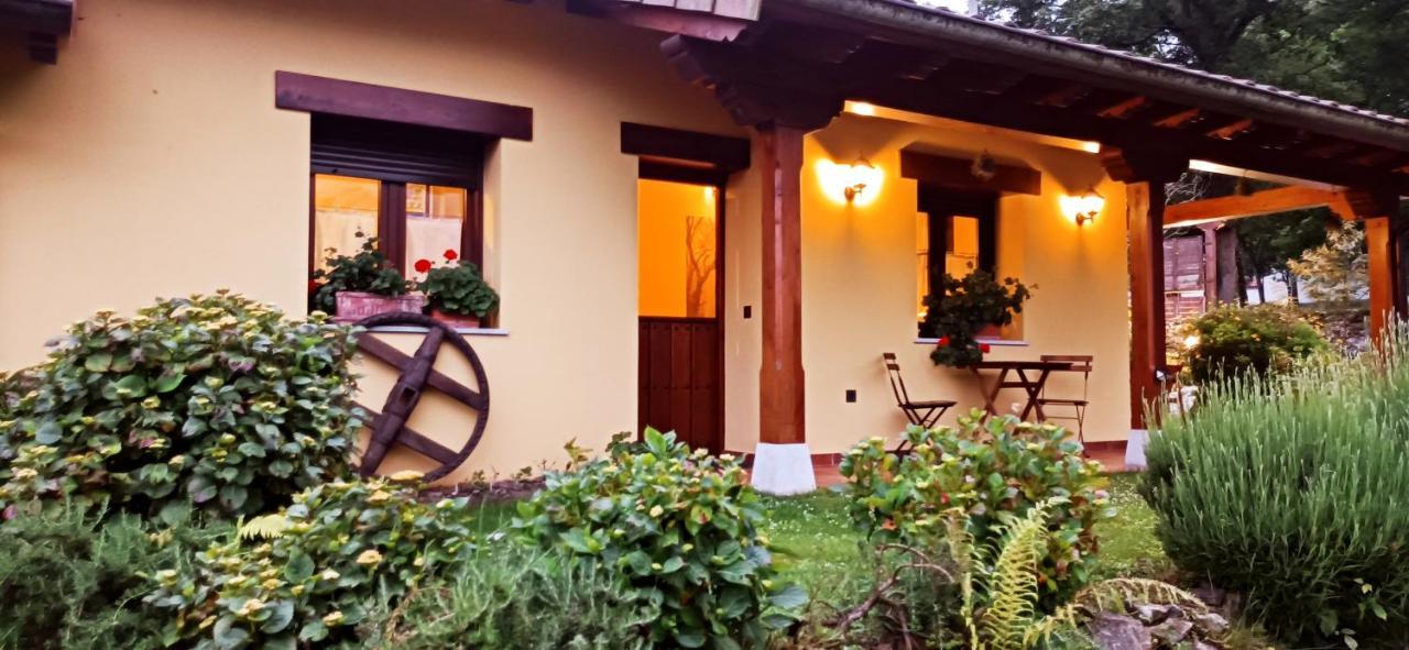 Casas Rurales Entrecastanos Onís Esterno foto