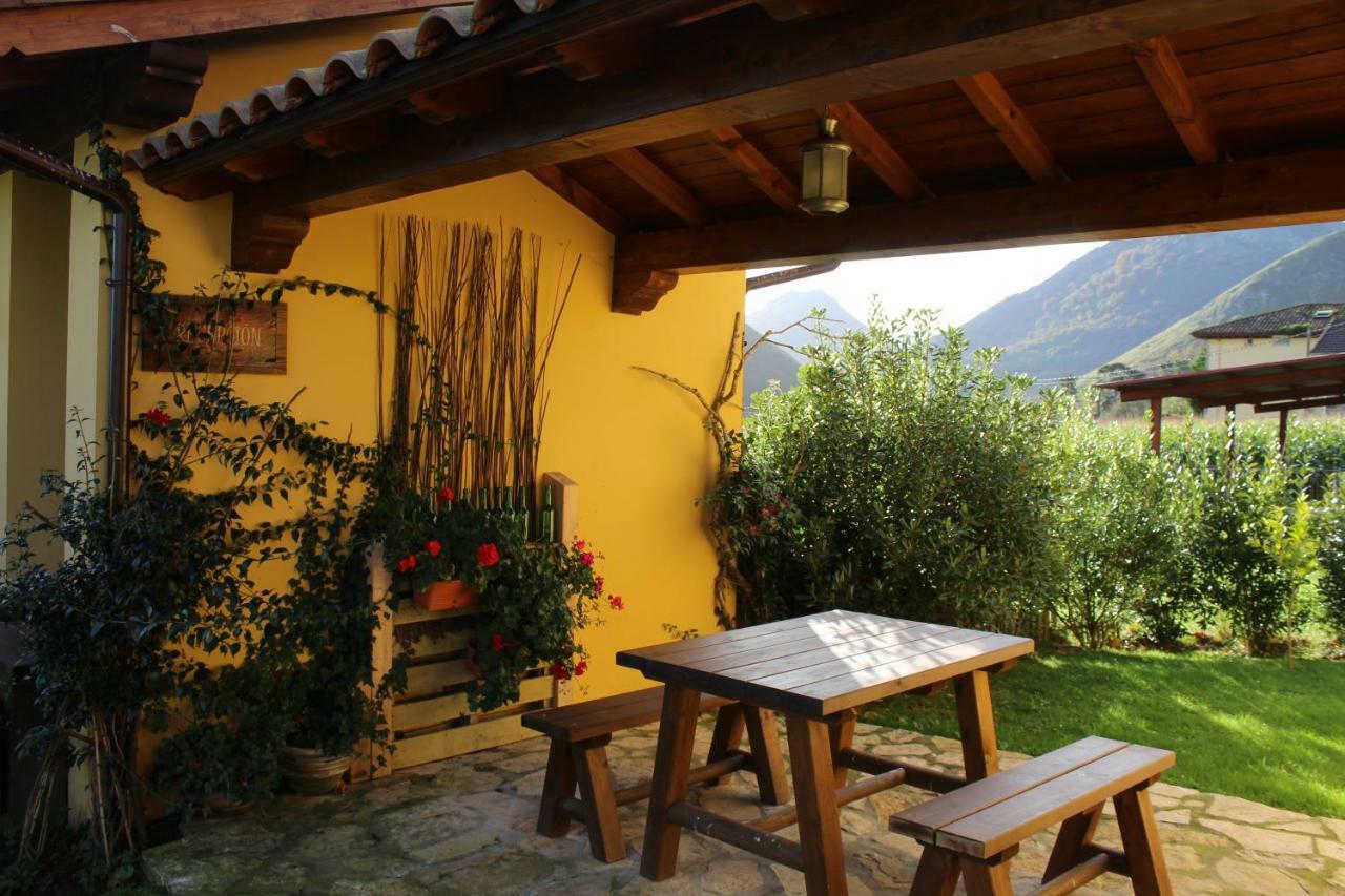 Casas Rurales Entrecastanos Onís Esterno foto